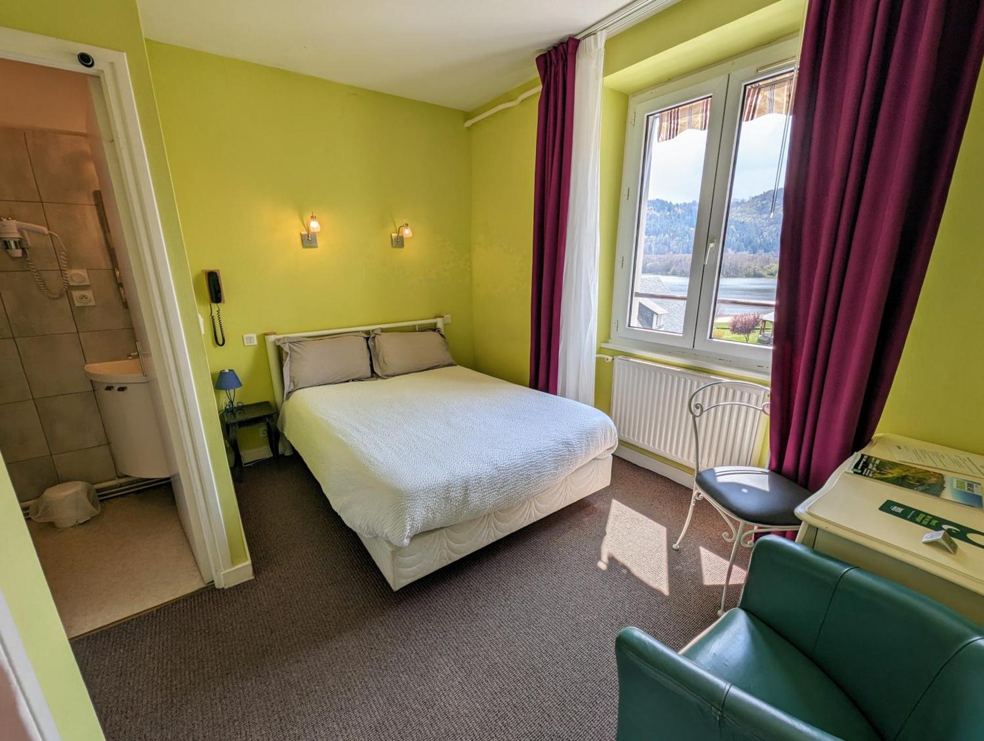 Hotel Logis Le Beau Site Chambon-sur-Lac Exterior foto