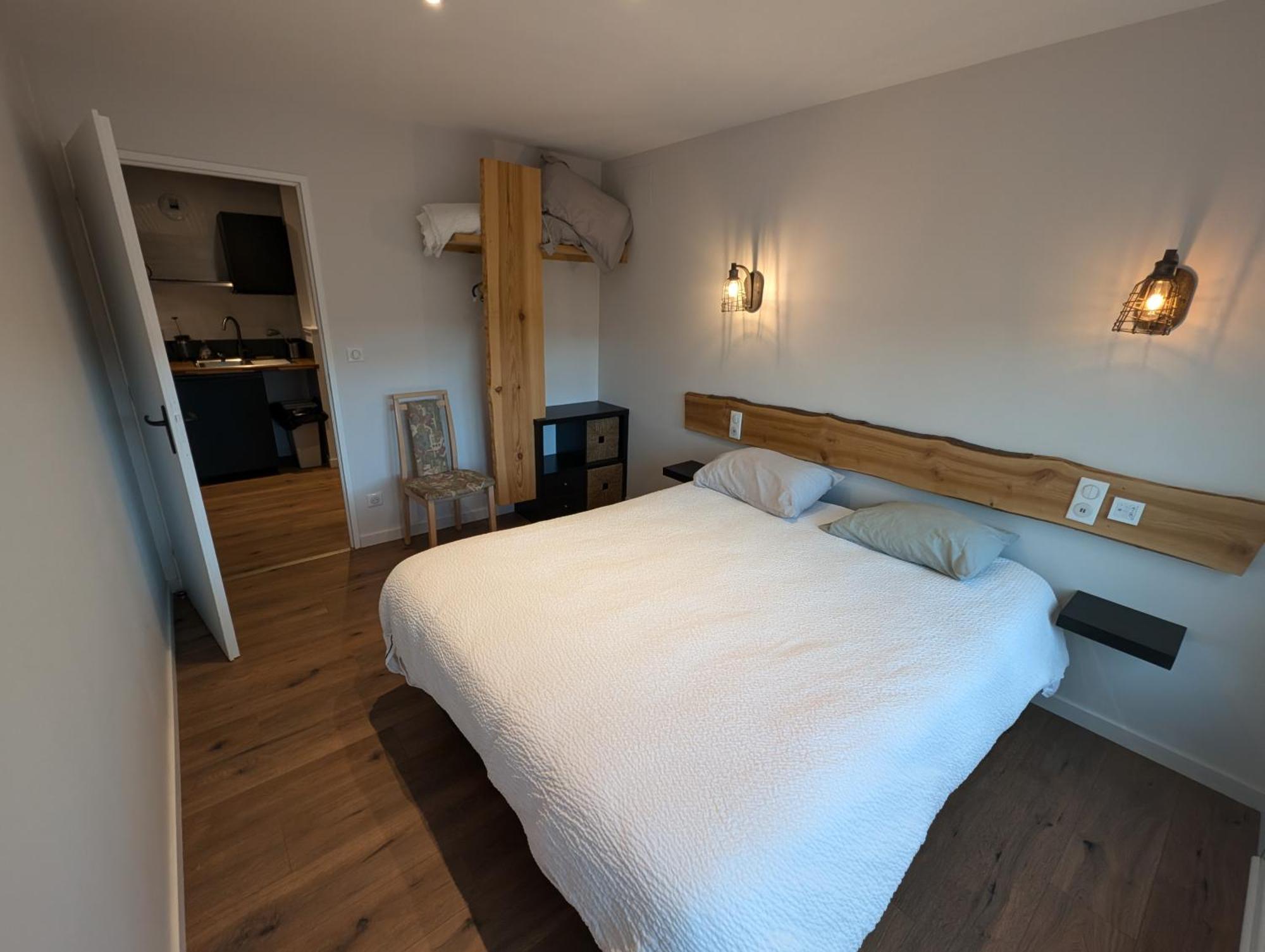 Hotel Logis Le Beau Site Chambon-sur-Lac Exterior foto